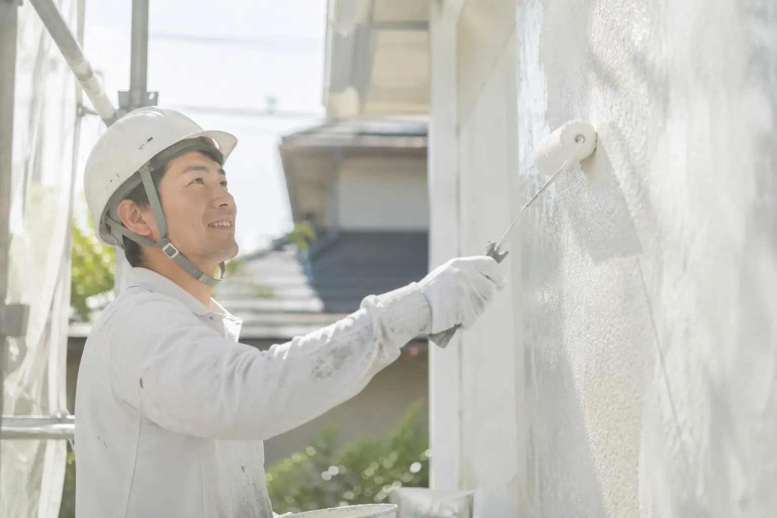 外壁塗装を行う職人のイメージ