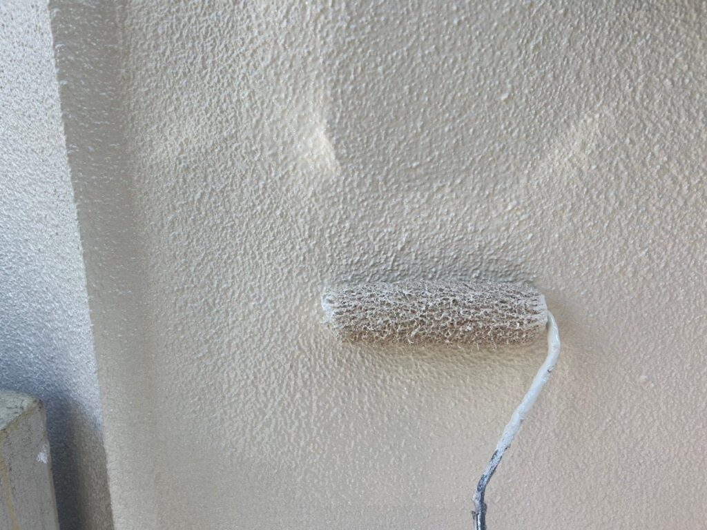 外壁ひび割れ補修と外壁塗装の施工写真